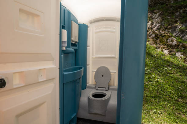 Best Porta potty delivery and setup  in Warrensburg, IL